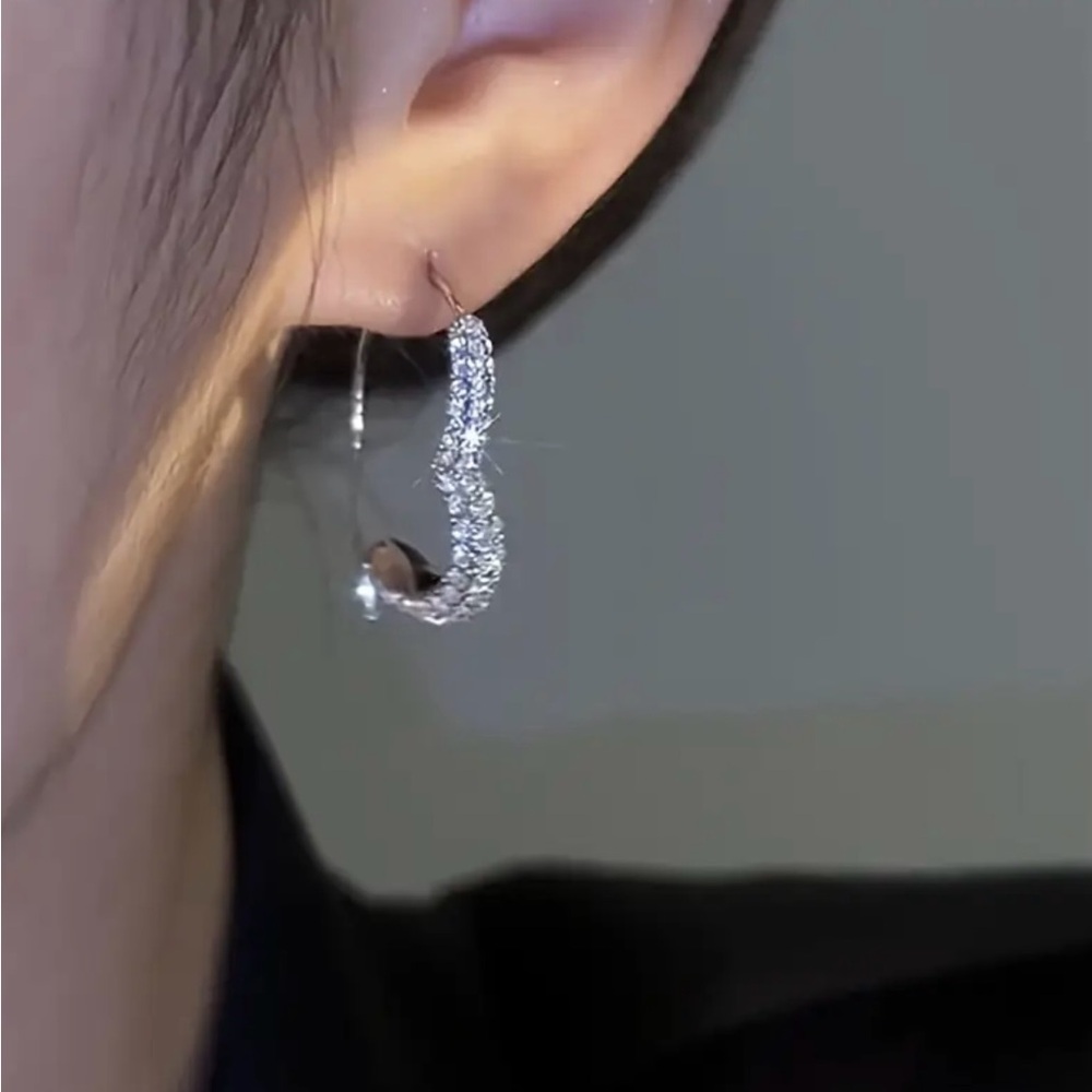 Brand New Luxury Crystal Inlay Hollow Heart Earrings - Picture 5 of 7